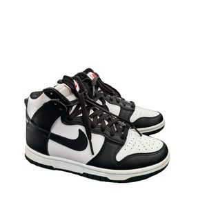 Black and white “Panda” Nike dunks. Sz 5.5Y or 6.5/7W